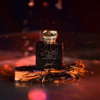 Elegant Perfume Bottle with Aromatic Wood Base